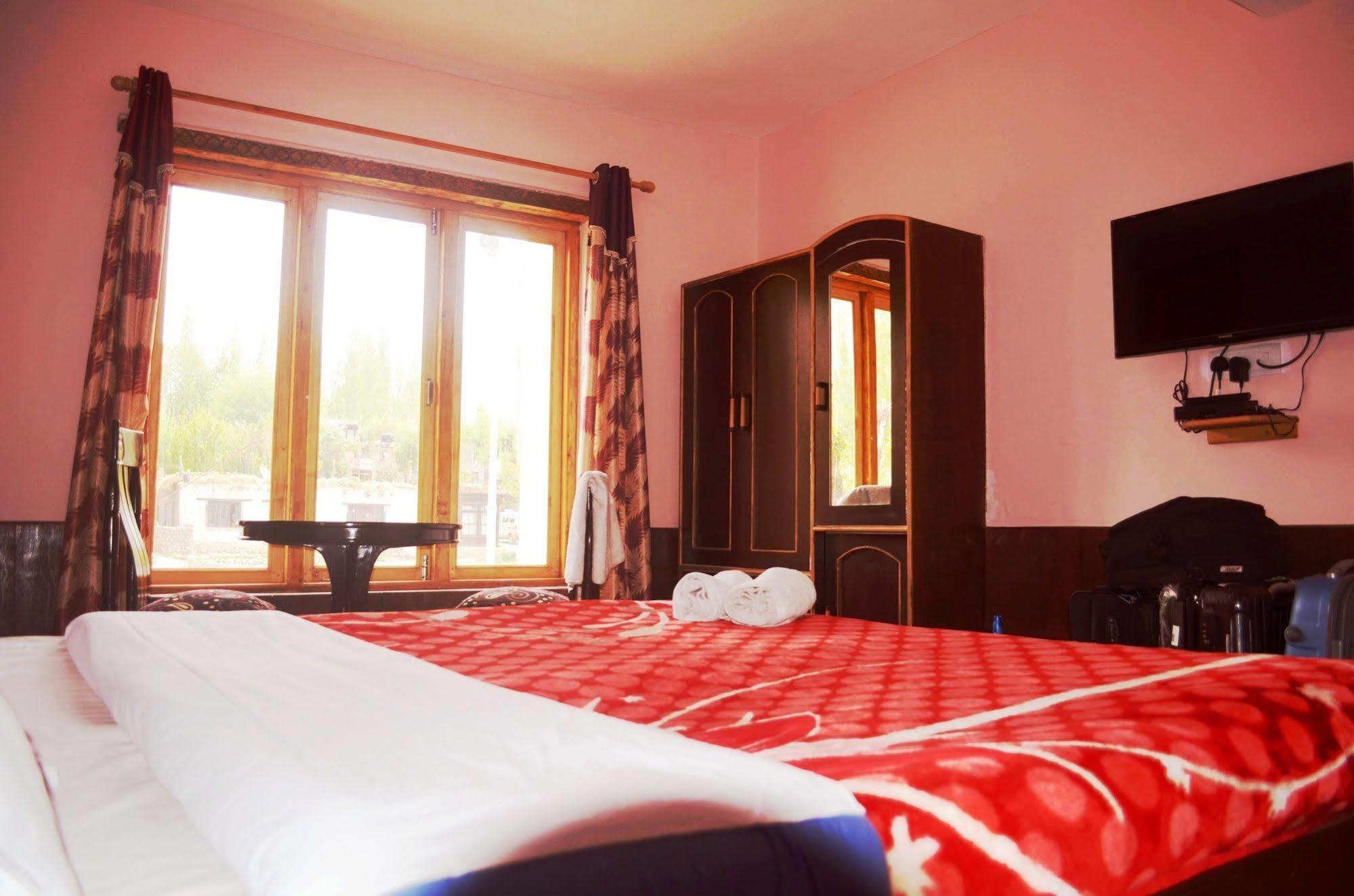 Beyond Stay - Kanika Himalayan View Лех Екстериор снимка